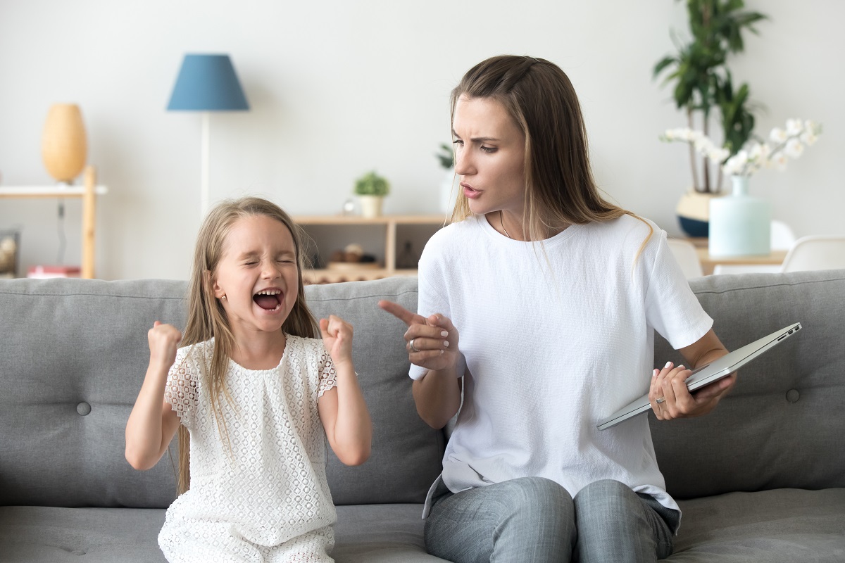 Mama încearcă să vorbească cu fiica ei care are o criză de furie