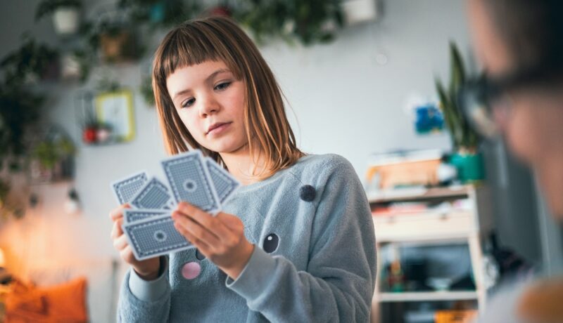 Cum se joacă Crazy Eights: reguli, sfaturi și strategii