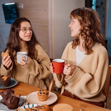 Cum poți comunica eficient cu adolescenții. Sfaturi simple și utile pentru părinți