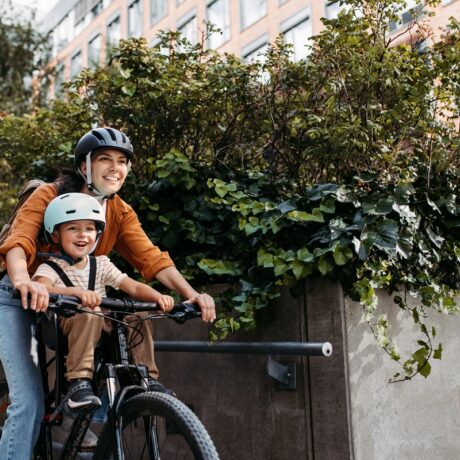 Mama activă merge cu băiatul pe bicicletă