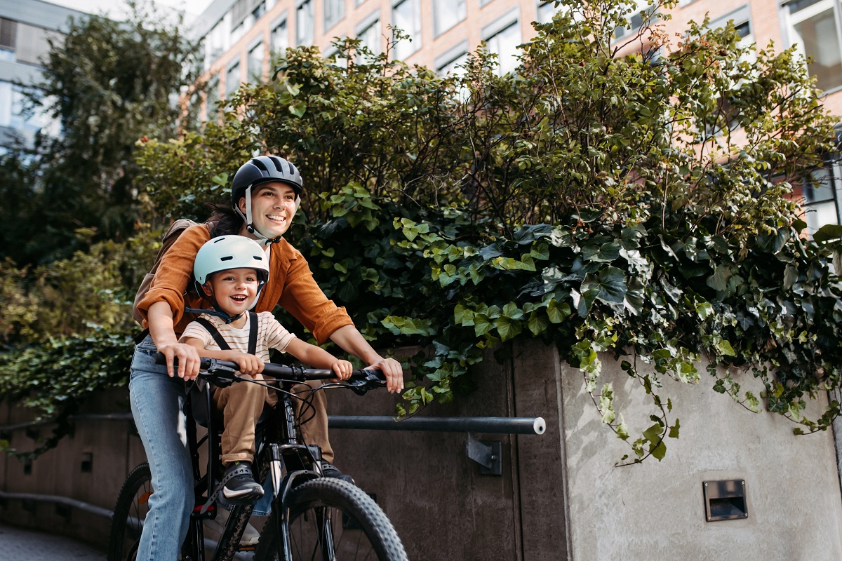 Mama activă merge cu băiatul pe bicicletă