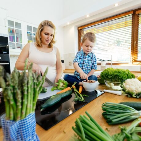 Mama și copilul pregătesc preparate pe bază de legume verzi