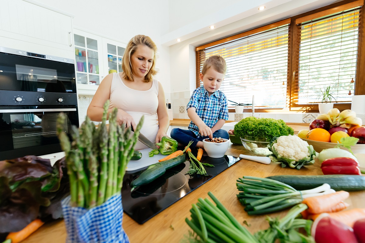 Mama și copilul pregătesc preparate pe bază de legume verzi