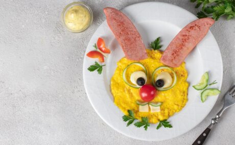 Omletă la abur cu spanac și brânză servită în formă de iepuraș