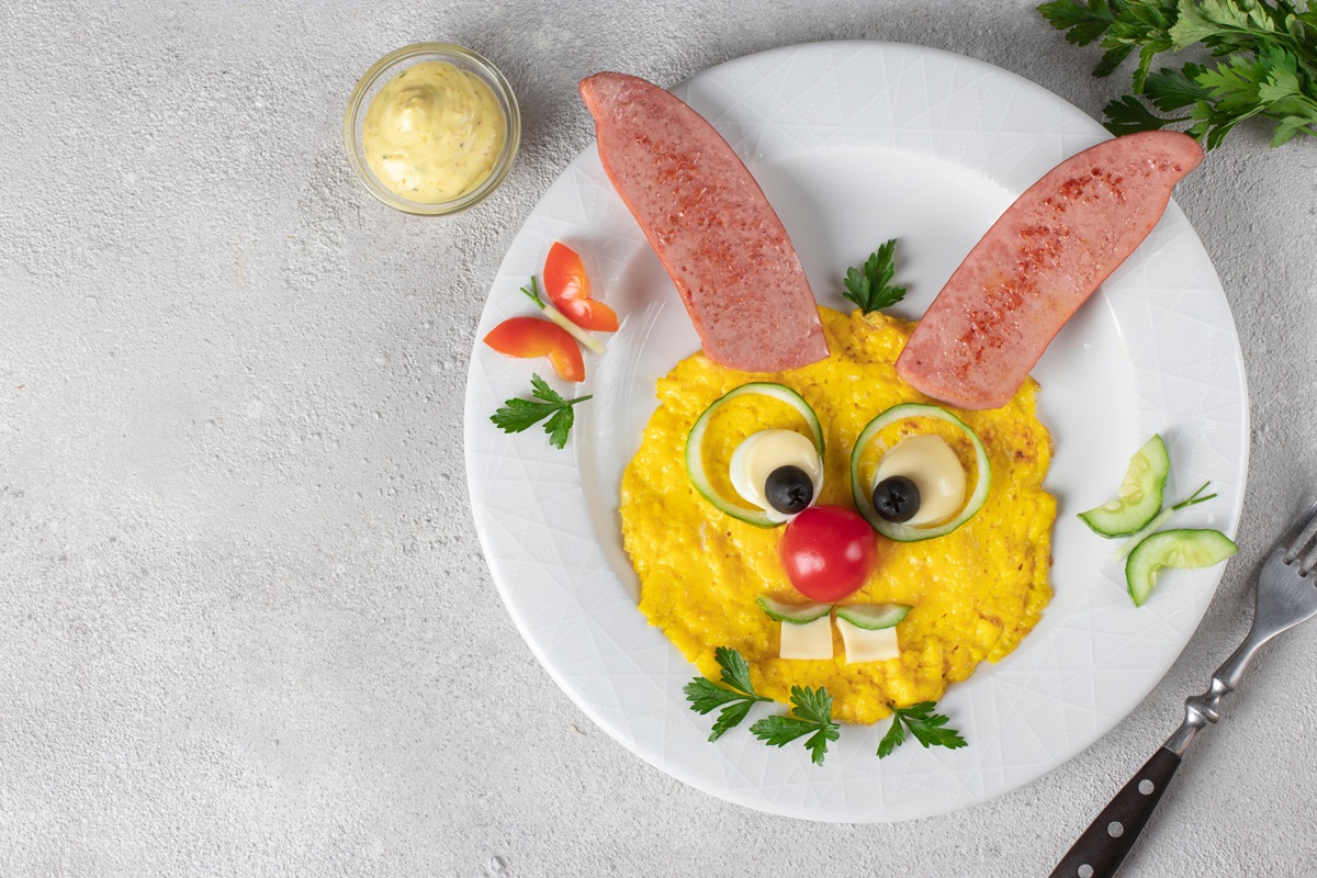 Omletă la abur cu spanac și brânză servită în formă de iepuraș