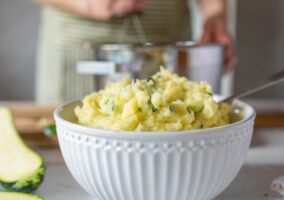 Piure de cartofi noi cu zucchini și brânză rasă