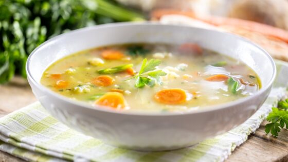 Supă de primăvară cu legume și carne de pui Supă de primăvară cu legume și carne de pui