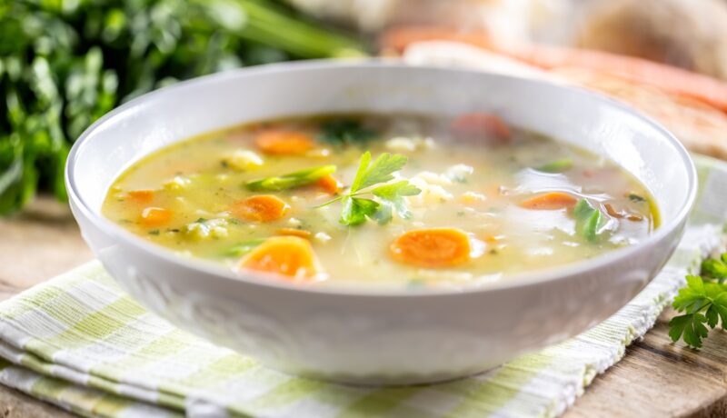 Supă de primăvară cu legume și carne de pui