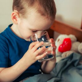 Copilul cere apă înainte de culcare. De ce apare acest obicei și ce înseamnă cu adevărat