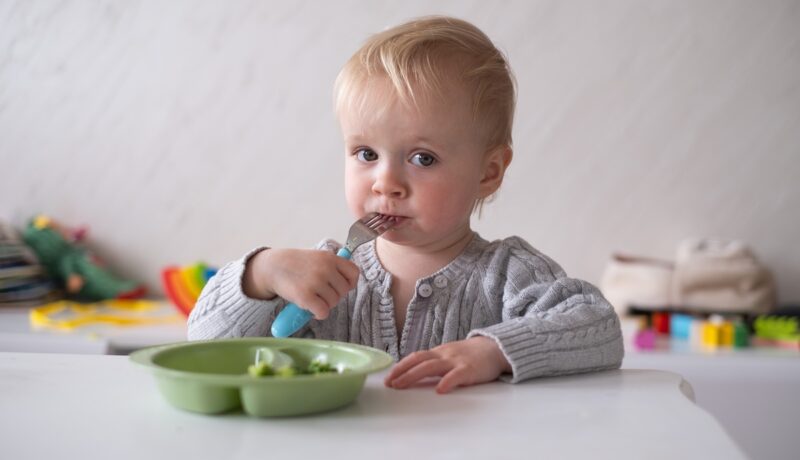 Copilul mănâncă cu tacâmuri: cum îl ajuți să învețe pas cu pas