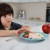Copilul refuză să mănânce carne: ce poți face și cum îi asiguri aportul de proteine