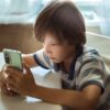 Copilul stă prea mult pe telefon sau tabletă? Ce e de făcut