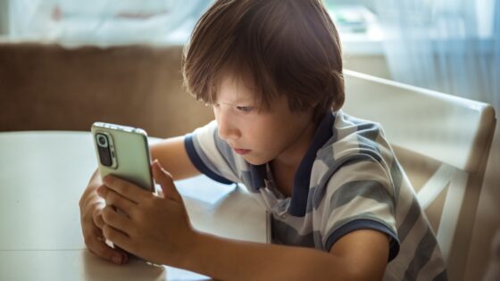 Copilul stă prea mult pe telefon sau tabletă? Ce e de făcut