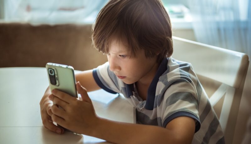 Copilul stă prea mult pe telefon sau tabletă? Ce e de făcut