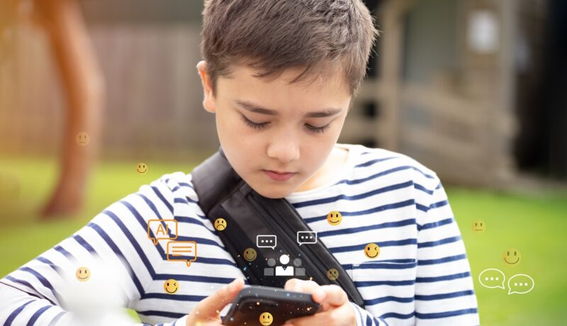 Chatbot-urile cu inteligență artificială: cum îi influențează pe adolescenți?