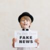 Cum îți ajuți copilul să recunoască știrile false
