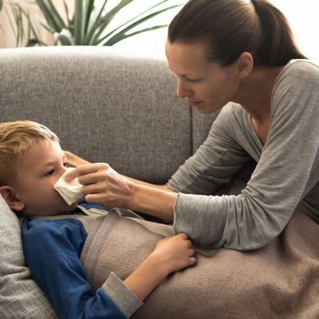 Cum să tratezi răceala obișnuită la copiii mici