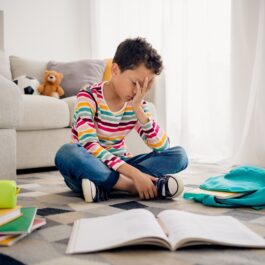 Copiii evită școala? 7 semne că ar putea avea nevoie de ajutorul unui terapeut