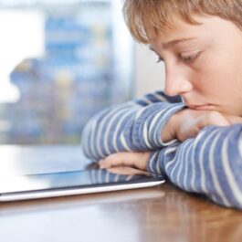 3 motive alarmante pentru care mulți copii trec prin criza vârstei mijlocii la 12 ani