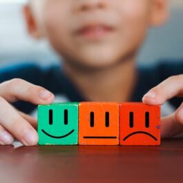 Cum să sprijini dezvoltarea socio-emoțională a copilului