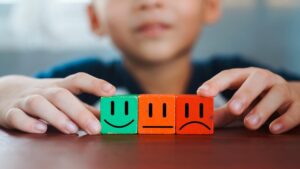 Cum să sprijini dezvoltarea socio-emoțională a copilului