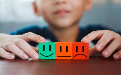 Cum să sprijini dezvoltarea socio-emoțională a copilului
