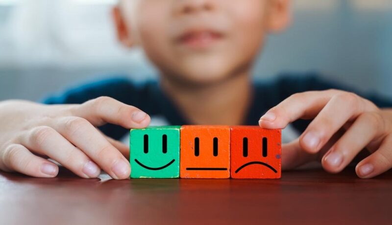 Cum să sprijini dezvoltarea socio-emoțională a copilului