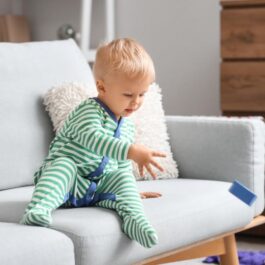 Copilul aruncă în jurul său cu obiecte? Iată care este explicația