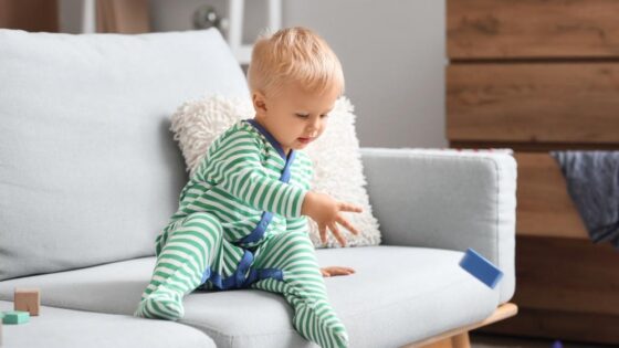 Copilul aruncă în jurul său cu obiecte? Iată care este explicația