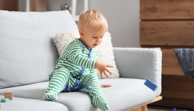 Copilul aruncă în jurul său cu obiecte? Iată care este explicația